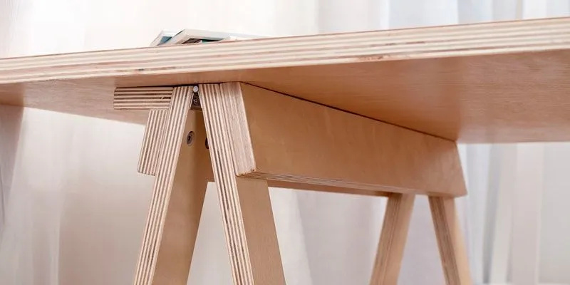 Imagen de un mueble de madera contrachapada con diferentes capas